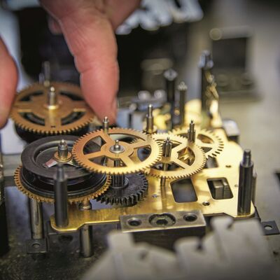 Traditionellen Herstellung des mechanischen Werkes einer Schwarzwalduhr beim Schonacher Marktf&uuml;hrer SBS-Feintechnik.