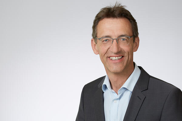Martin Fetscher, Leiter des Amtes f�r Abfallwirtschaft des Landratsamtes Schwarzwald-Baar-Kreis gibt Tipps, wie die gelbe Tonne richtig bef�llt wird.